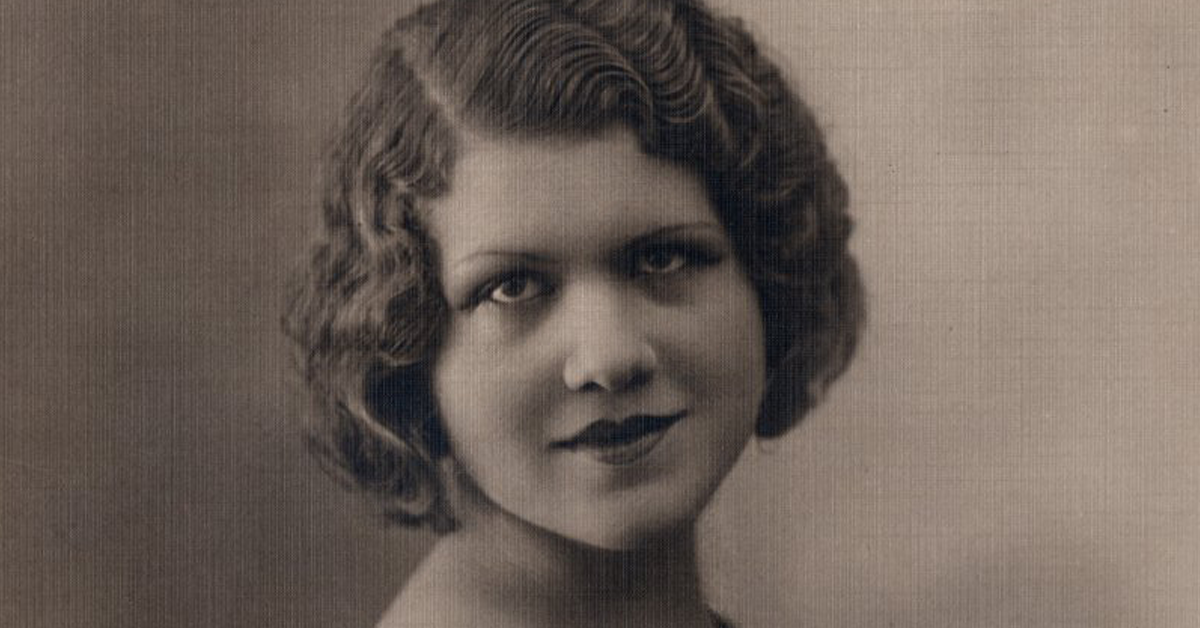 Josefina tras la ventana