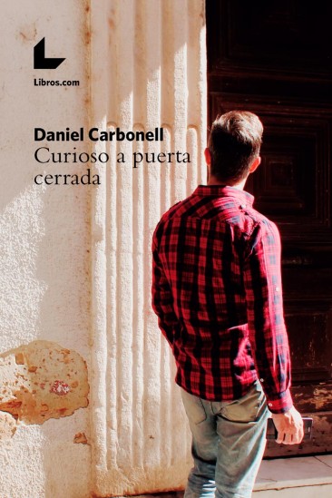 Curioso a puerta cerrada Curioso a puerta cerrada