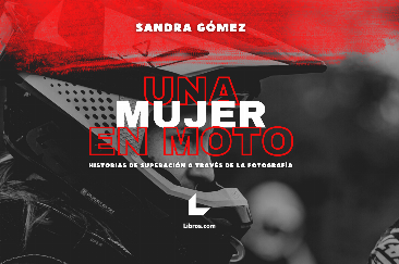 Una mujer en moto